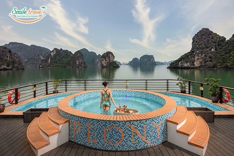 Jacuzzi-Peony-Cruise-Smiletravel-dulichnucuoi