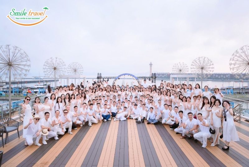 đoàn khách-teambuilding-luna-cruise-smiletravel tổ chức teambuilding trên du thuyền