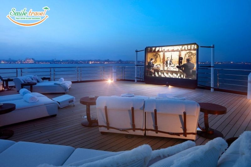 movie-night-sundeck-paradise-grand-cruise-smiletravel-dulichnucuoi du thuyền hạ long 5 sao